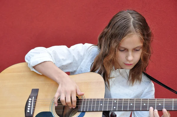 Tonåring spelar gitarr på gatan — Stockfoto