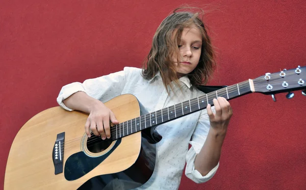 Tonåring spelar gitarr på gatan — Stockfoto