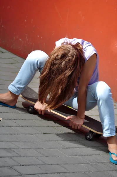 Adolescente chica con monopatín — Foto de Stock