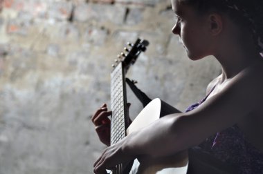 gitar ile genç genç kız