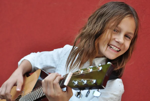 Tonåring spelar gitarr på gatan — Stockfoto