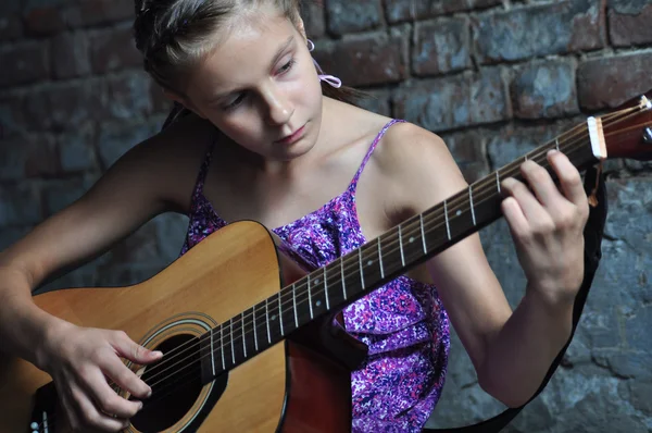 Tonårig flicka spela gitarr — Stockfoto