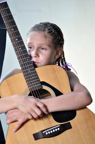 Junges Teenager-Mädchen mit Gitarre — Stockfoto