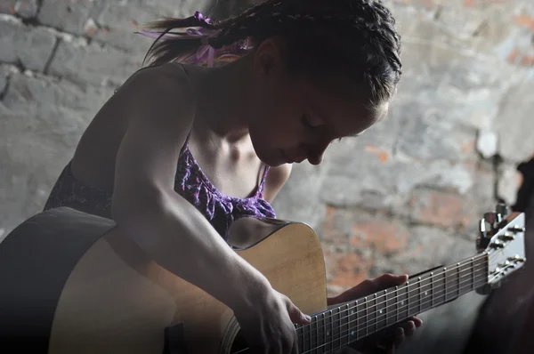 Adolescente menina tocando guitarra Fotos De Bancos De Imagens