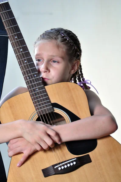 Jeune adolescente avec guitare Images De Stock Libres De Droits