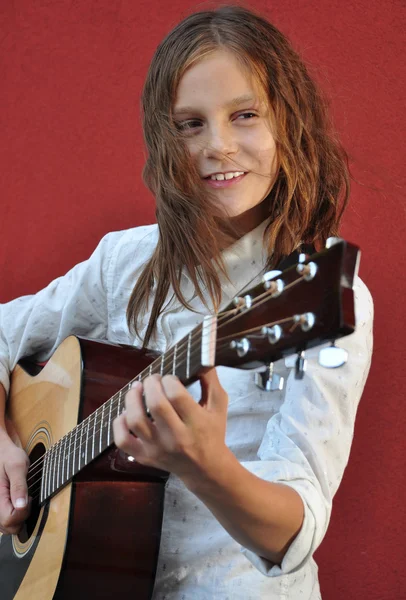 Tonåring spelar gitarr på gatan — Stockfoto