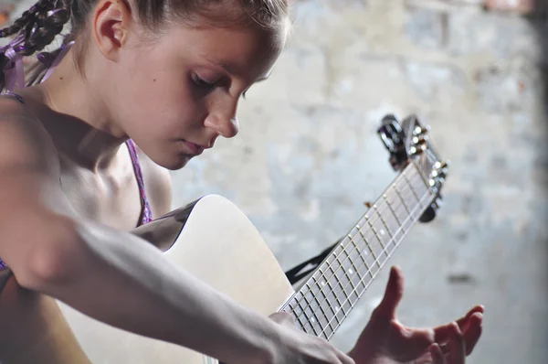 Junges Teenager-Mädchen mit Gitarre — Stockfoto