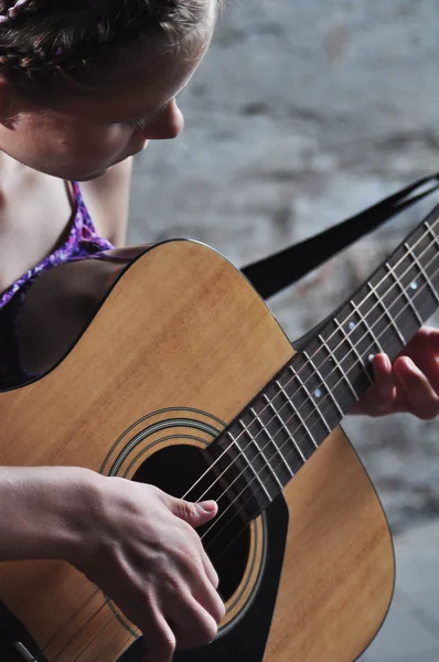 Девушка-подросток играет на гитаре — стоковое фото