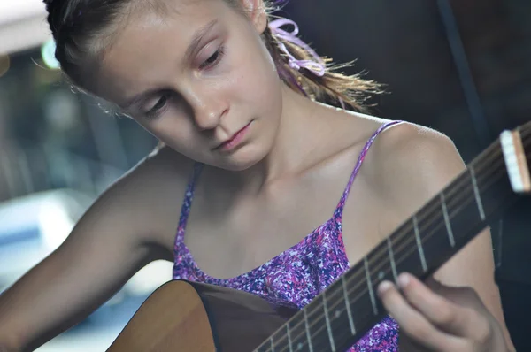 Nastoletnie dziewczyny gra gitara — Zdjęcie stockowe