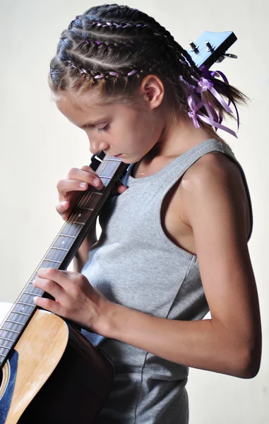 Giovane ragazza adolescente con la chitarra — Foto Stock