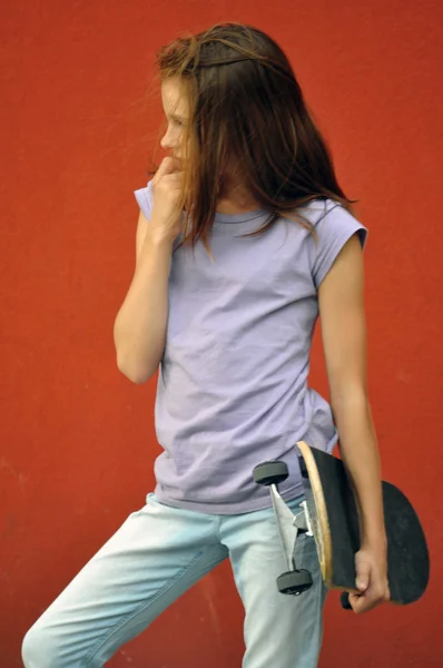 Giovane ragazza adolescente con skateboard in strada — Foto Stock