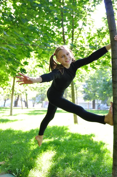 Divertido niño entrenamiento al aire libre — Foto de Stock