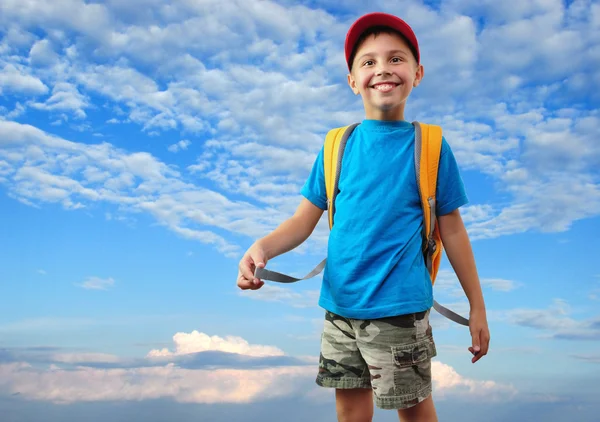 Niño con mochila — Foto de Stock