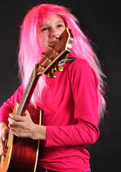 Tonåring med rosa hår spelar gitarr — Stockfoto