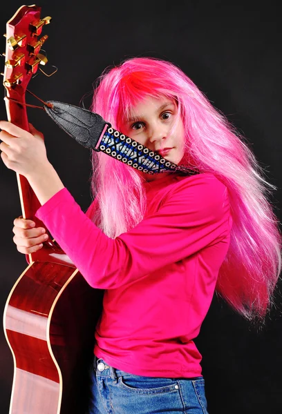 Teenie-Mädchen mit rosa Haaren spielt Gitarre — Stockfoto
