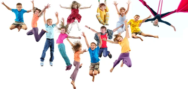 Grupo de niños felices y alegres saltando y bailando — Foto de Stock