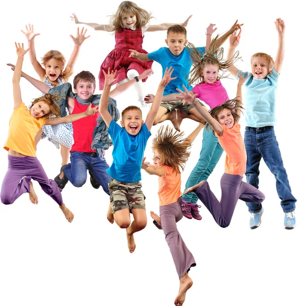 Groep gelukkig vrolijke sportieve kinderen springen en dansen — Stockfoto