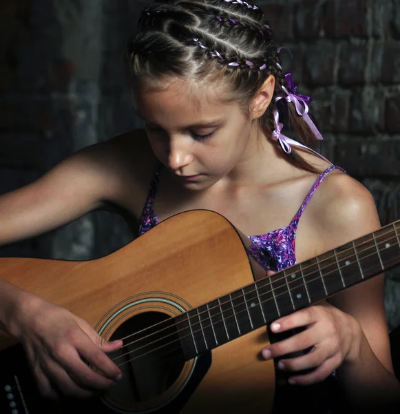 Ung tonårstjej med gitarr — Stockfoto