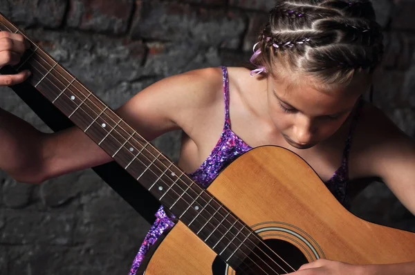 Молодая девушка-подросток с гитарой — стоковое фото