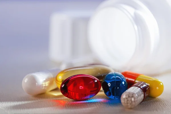 Orvosi háttér színes tabletták — Stock Fotó