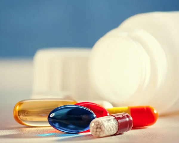 Fond médical avec des pilules colorées — Photo