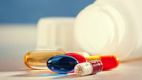 Medische achtergrond met kleurrijke pillen — Stockfoto