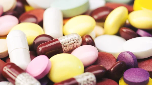 Antecedentes médicos com comprimidos coloridos — Fotografia de Stock