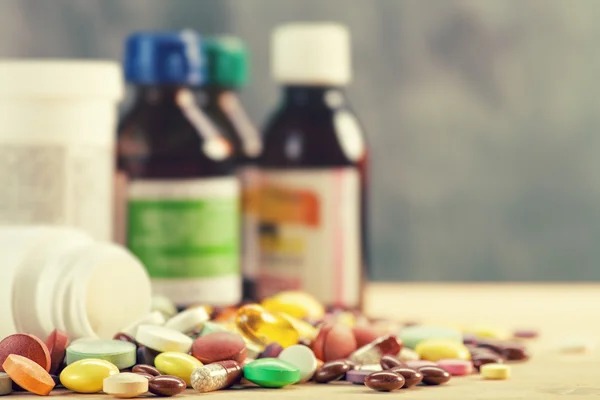 Медицинский фон с красочными таблетками — стоковое фото