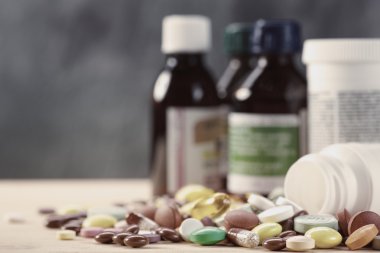 renkli hapları ve şişeler
