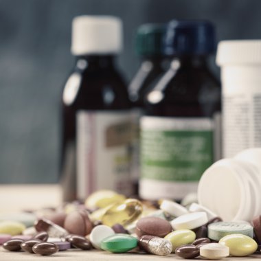 renkli hapları ve şişeler