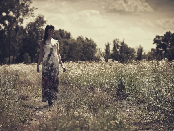 Mujer caminando en el prado — Foto de Stock