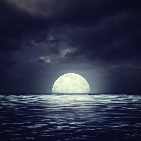 Ночная поверхность моря — стоковое фото