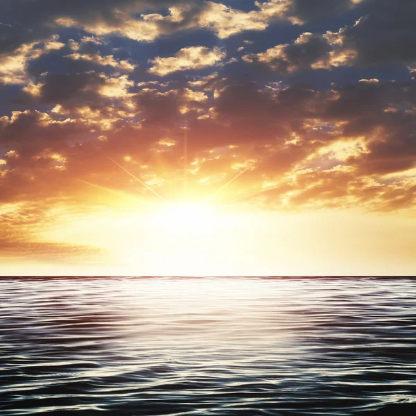 Dramatic sunset over ocean surface — Stock Photo, Image