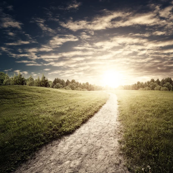 Park lane and beauty hills under wide sky — Stock Photo, Image