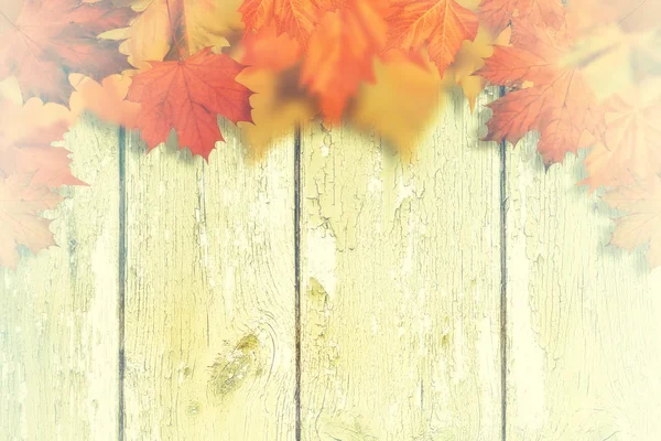 Feuilles d'érable sur vieux bureau en bois — Photo