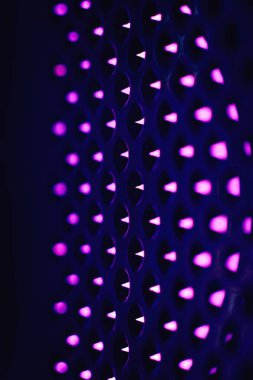 Grig boyunca mor ışığı olan soyut arkaplanlar