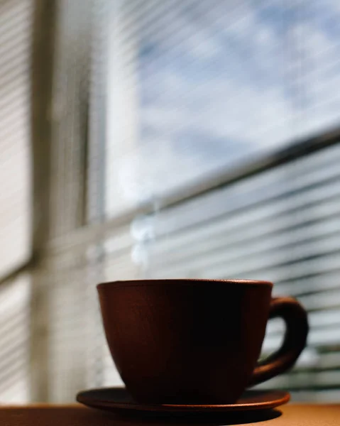 Goedemorgen Koffie Beker Bord Dicht Bij Het Raam Onder Het — Stockfoto