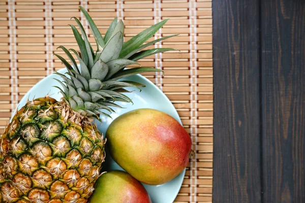 木製のテーブルの上に新鮮な果物をジュース 栄養の背景 — ストック写真
