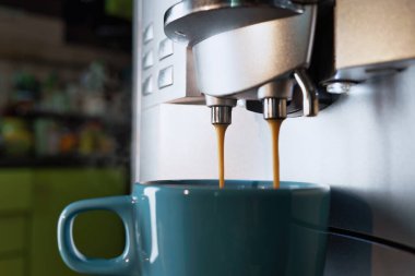 Sabah kahvesi. Kahve makinesi, bardak ve ferahlatıcı içeceklerle dolu bir mutfak. 