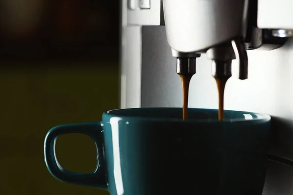 Morgenkaffee Küchenstillleben Mit Kaffeemaschine Tasse Und Erfrischungsgetränk — Stockfoto