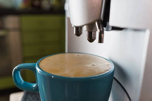 朝のコーヒー キッチンはまだコーヒーマシン カップとさわやかな飲み物と生活 — ストック写真