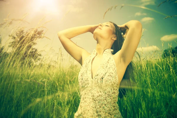 Menina sob sol de verão brilhante — Fotografia de Stock