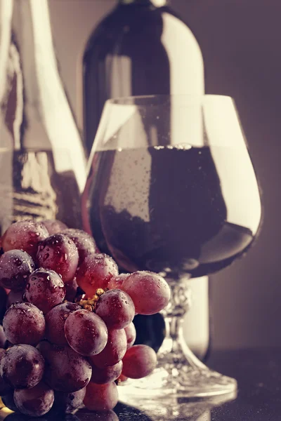 Uvas y vino en vaso — Foto de Stock