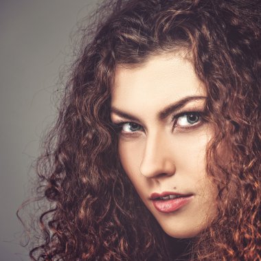 Vogue stilini esmer kız