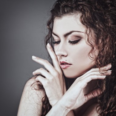 Vogue stilini esmer kız