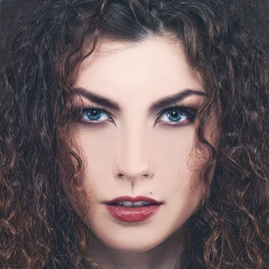 Vogue stilini esmer kız