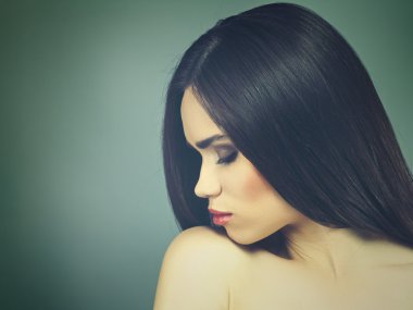 Vogue stilini esmer kız.