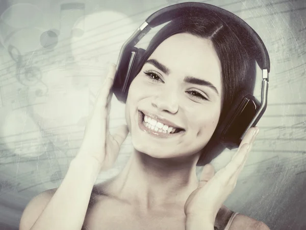 Vacker ung flicka lyssna på musik — Stockfoto