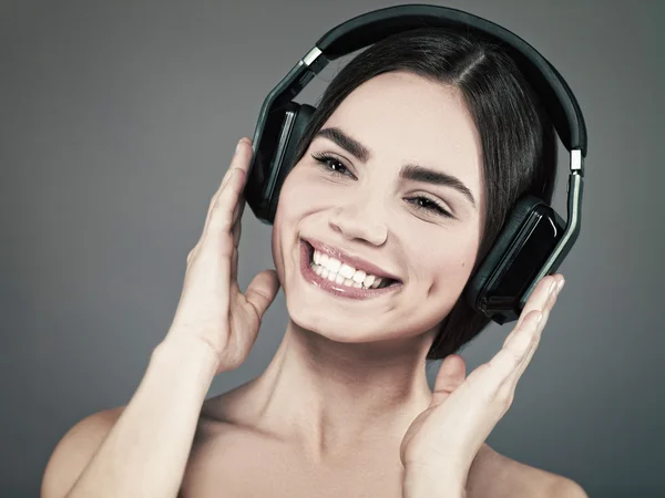 Vacker ung flicka lyssna på musik — Stockfoto