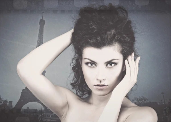 Joven belleza contra la Torre Eiffel —  Fotos de Stock